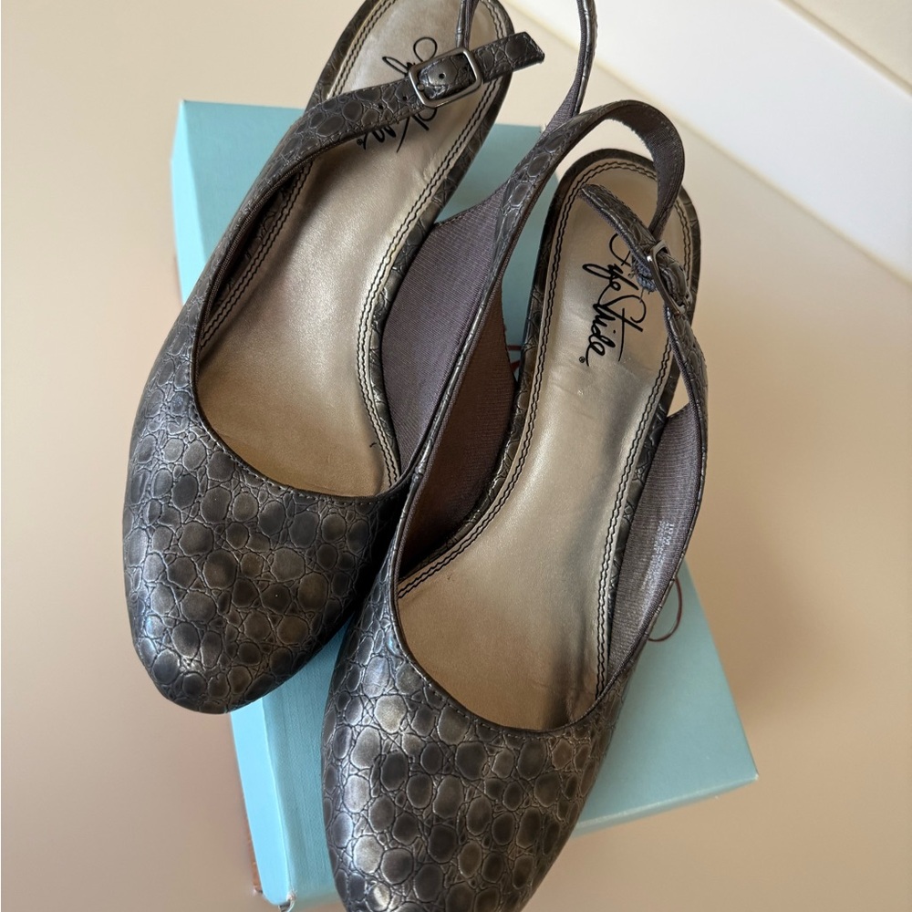 Elegant Gray Slingback Heels